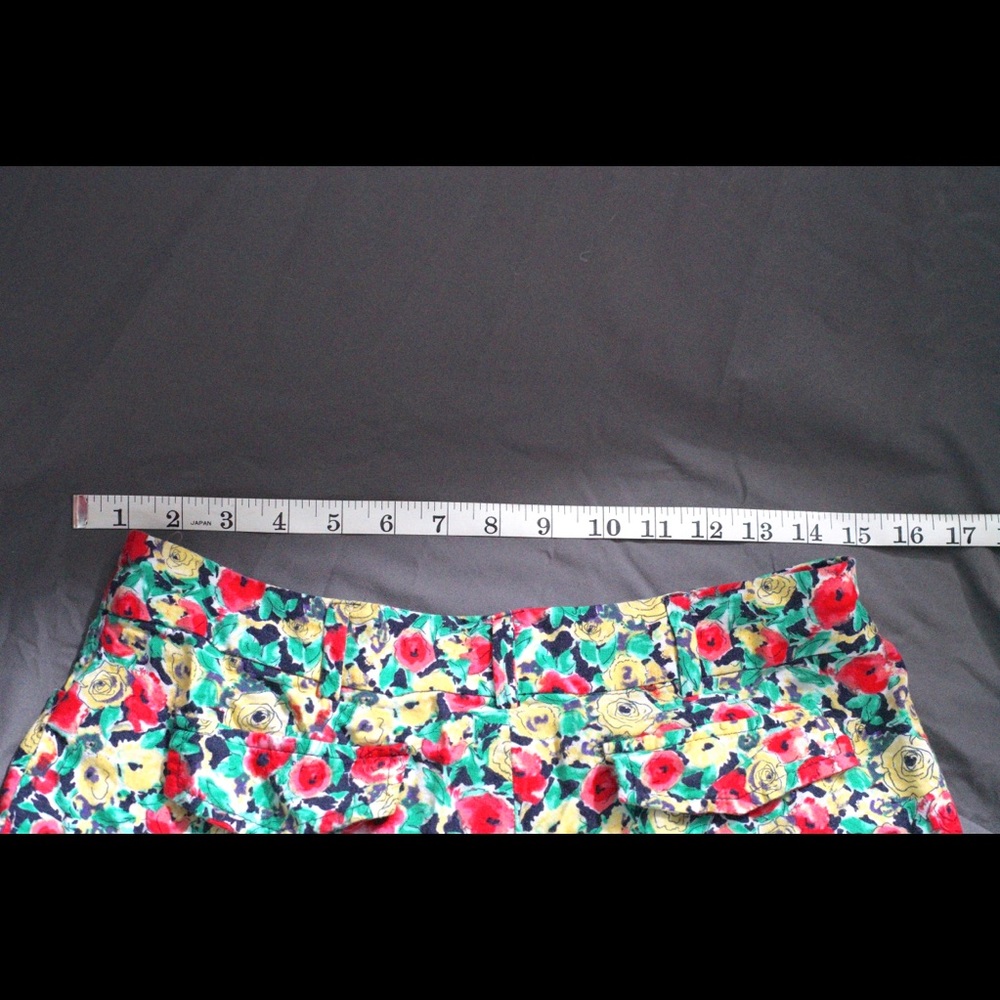 Forever 21 short shorts Spring Roses pattern - Picture 6 of 7